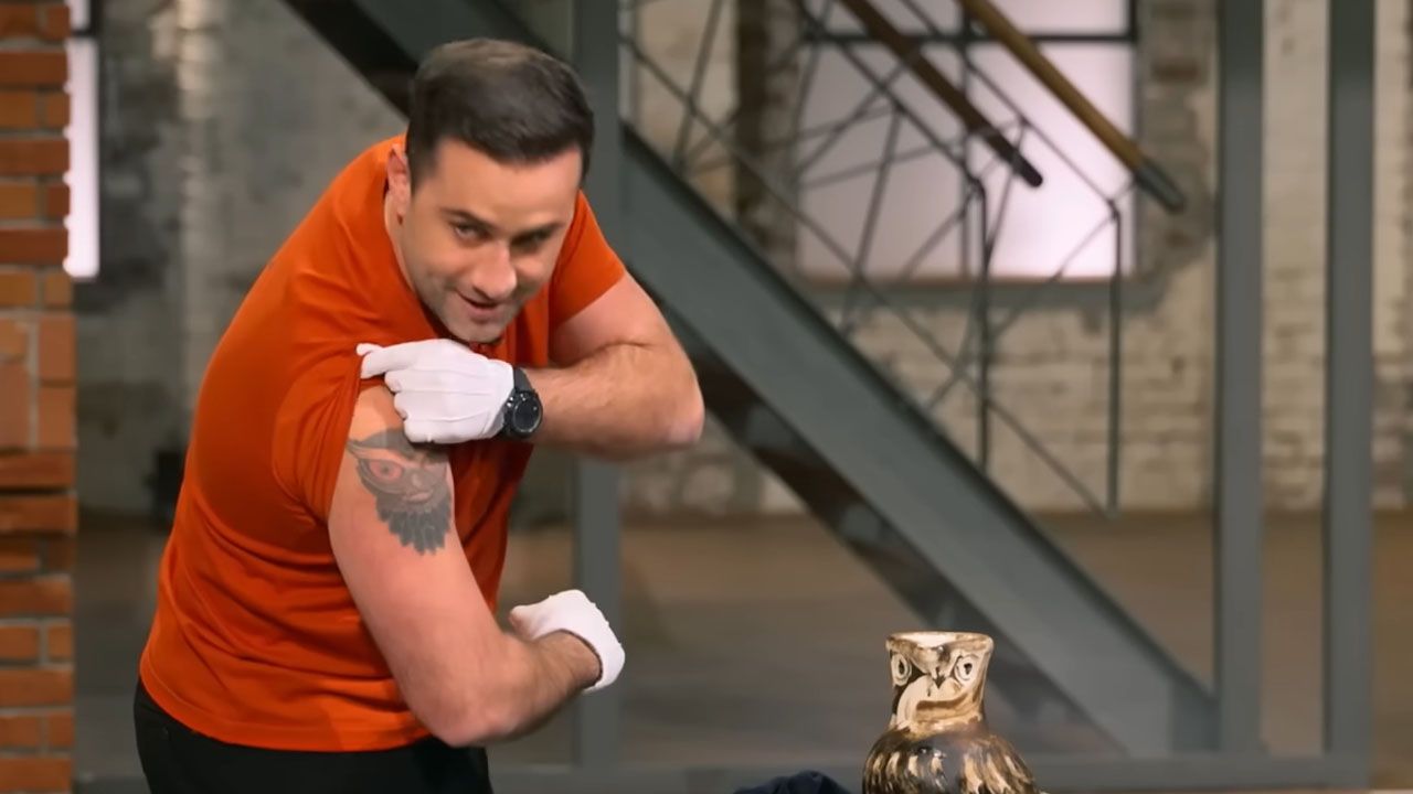 David Suppes zeigt sein Tattoo bei Bares für Rares.
