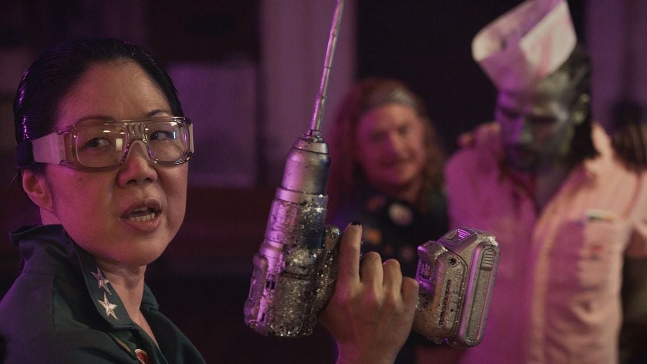Der knallige Auftritt von Margaret Cho gehört ganz klar zu den Highlights von „Queens Of The Dead“. 