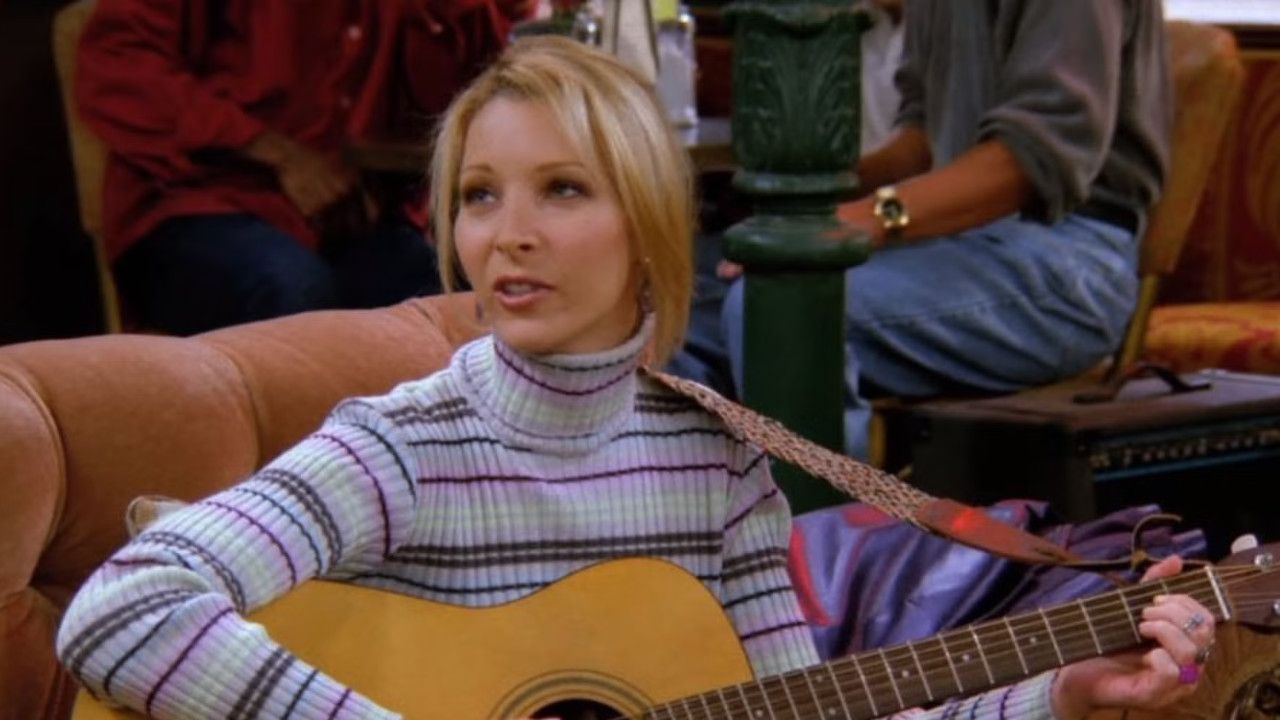 Phoebe Buffay (Lisa Kudrow) beim Musizieren im Central Perk