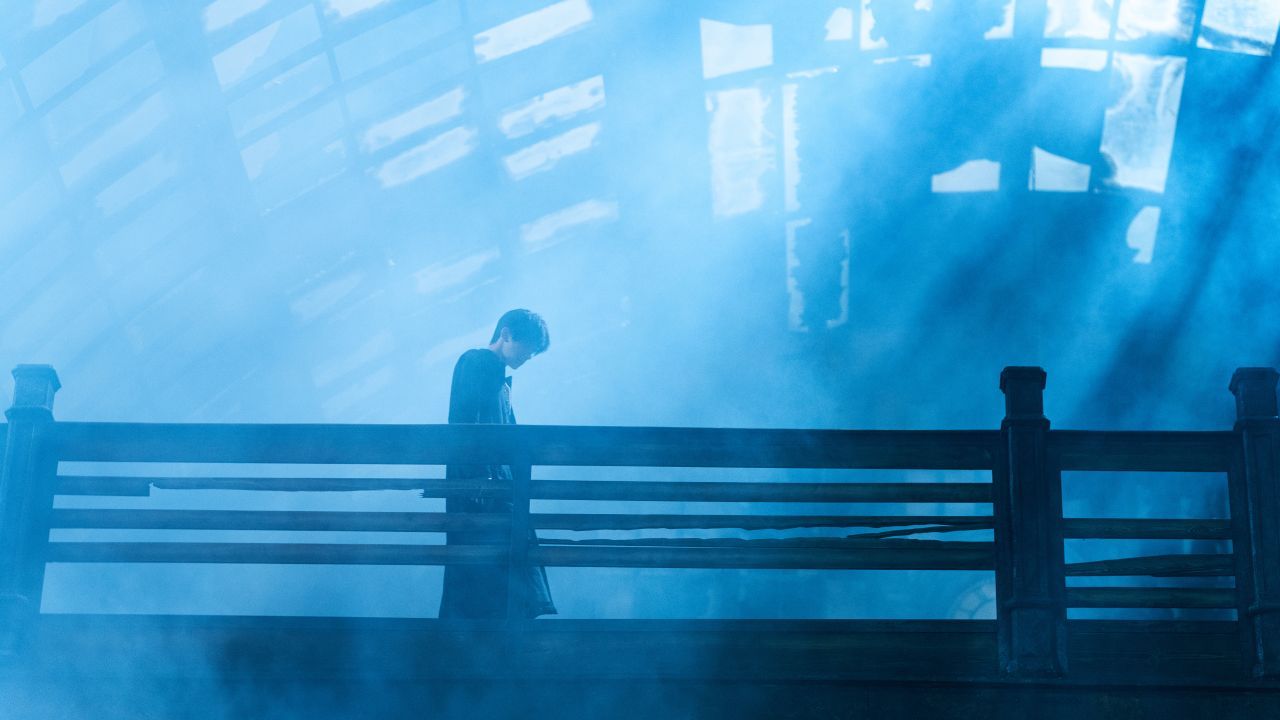 Die zweite Episode erinnert an ein Film noir aus den 1940ern – mit einem MacGuffin-Koffer, der die Geheimnisse für das Ende aller Kriege beinhaltet. 