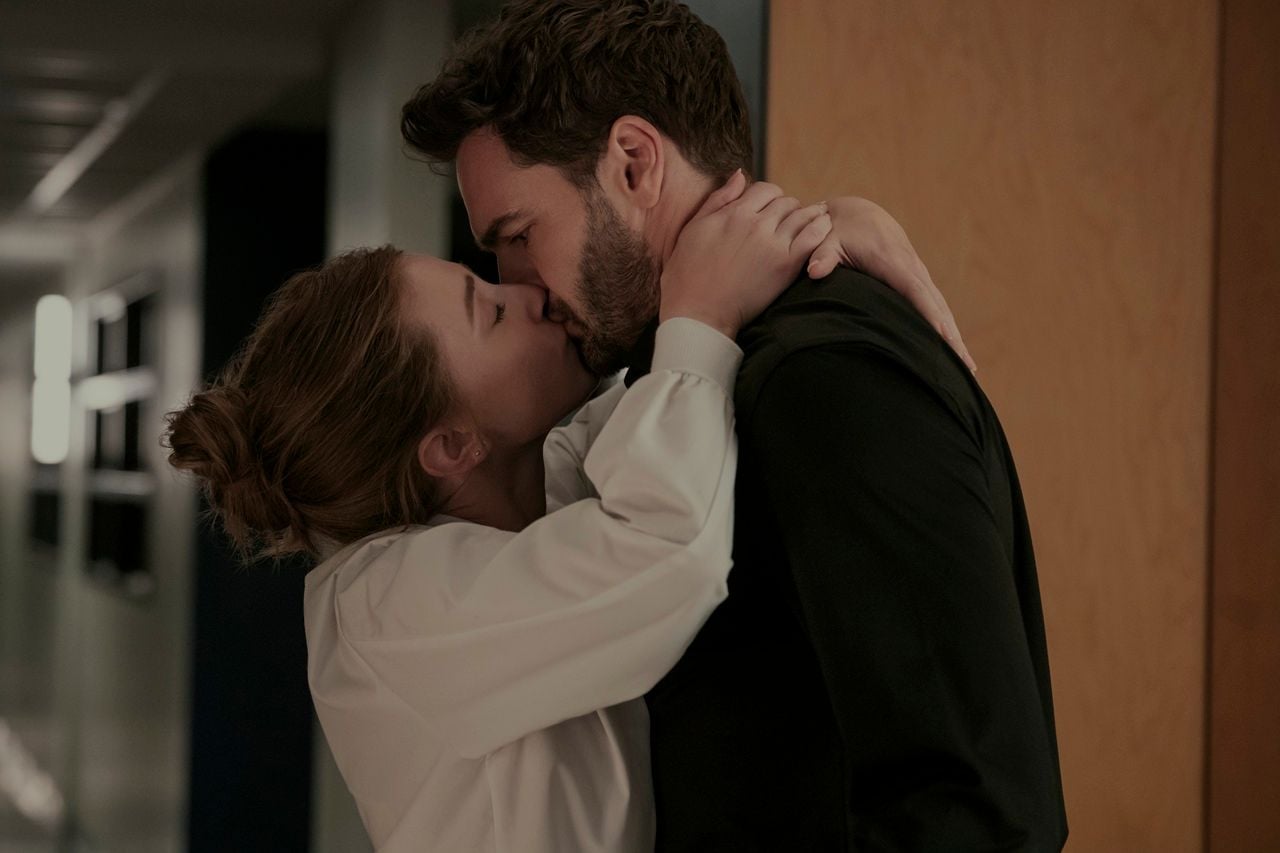 Ein Kuss mit Folgen: Olive (Lili Reinhart) und Dr. Carlsen (Tom Bateman)