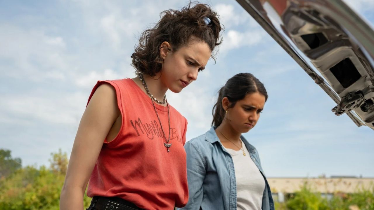 Jamie (Margaret Qualley) und Marian (Geraldine Viswanathan) machen im Kofferraum ihres Leihwagens eine folgenschwere Entdeckung …