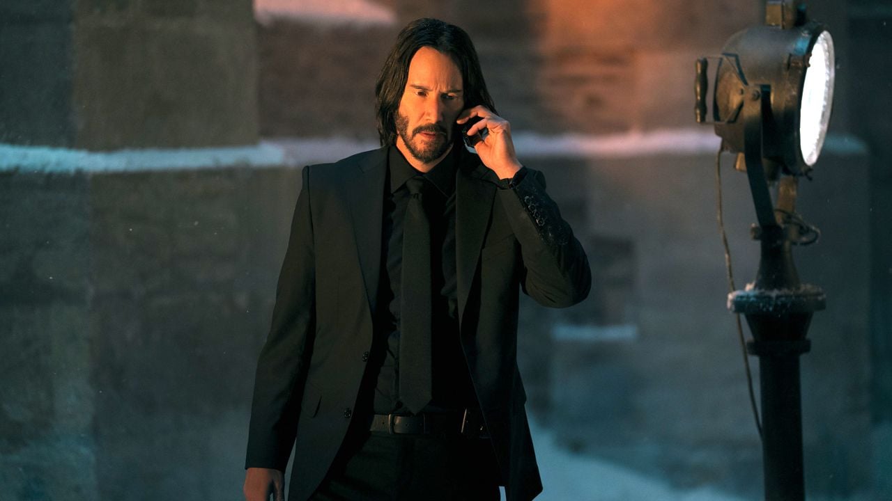 Auch Keanu Reeves schaut in