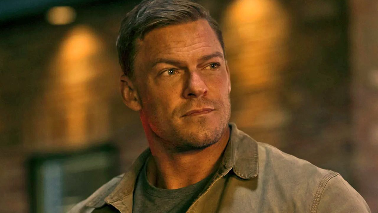 So habt ihr Alan Ritchson noch nie gesehen: Erste bewegte Bilder ...