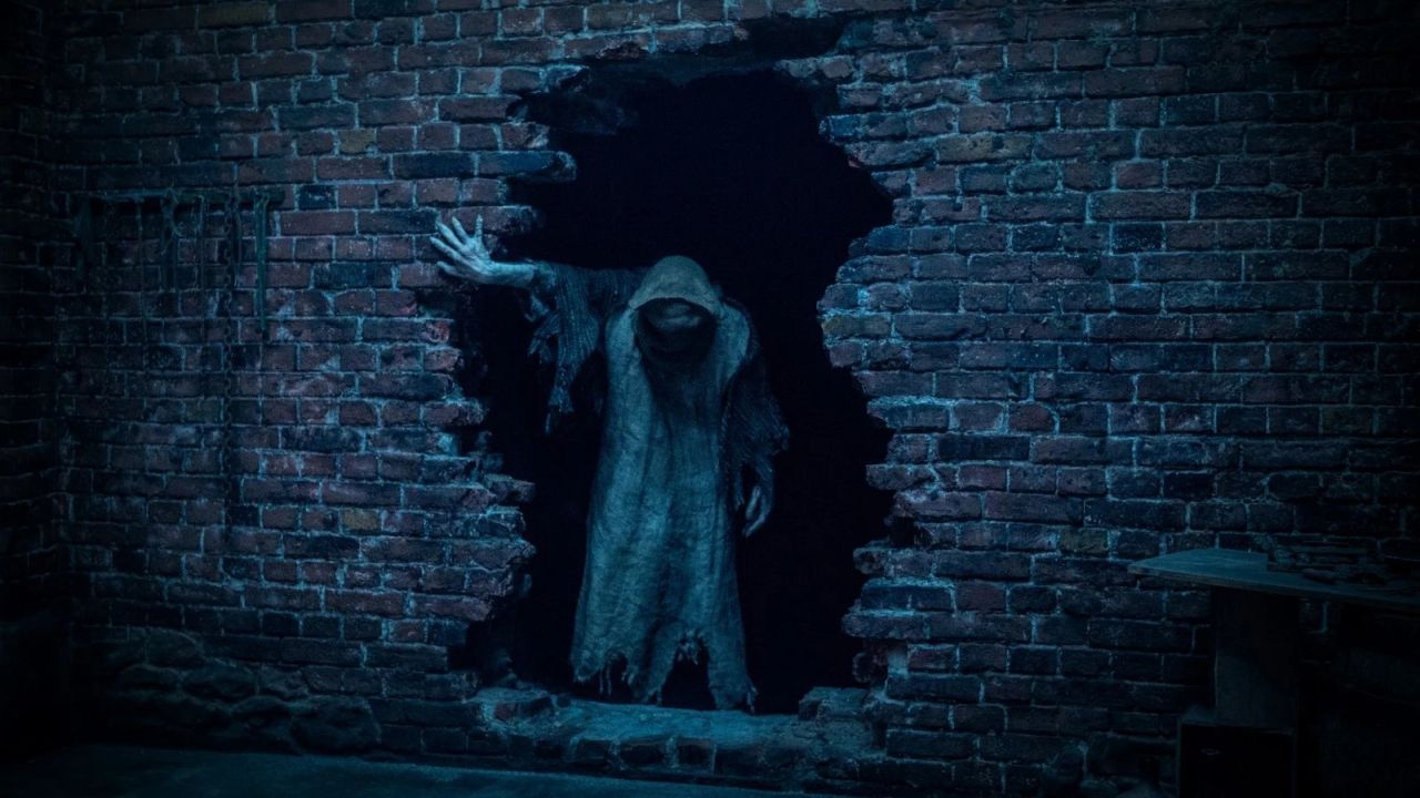 Das vor allem designtechnisch eindeutige Highlight des Films: Leider wird das Mysterium der Hexe im Keller unnötig früh gelüftet.