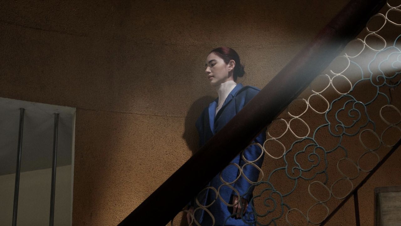 In seiner menschlichen Form erinnert der Geist von Nat (Davika Hoorne) an eine Achtzigerjahre-Businesswoman. 