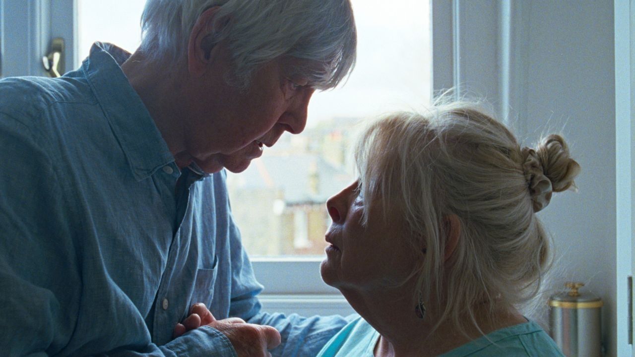 Man glaubt sofort, dass Leslie (Anna Calder-Marshall) und Martin schon lange unzertrennlich sind. 