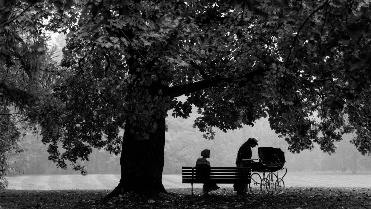 Magnus von Horn erzählt seinen Film in trügerisch schönen Schwarz-Weiß-Bildern.
