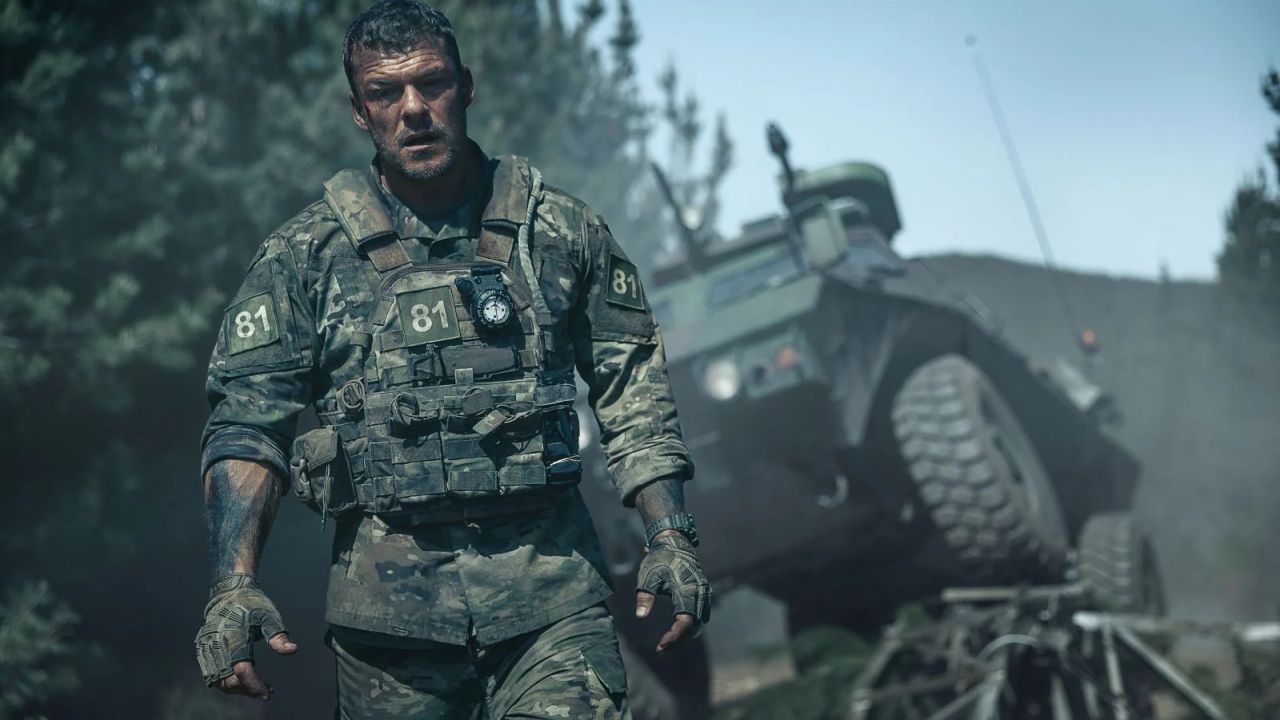 Alan Ritchson gibt den einsamen Wolf.