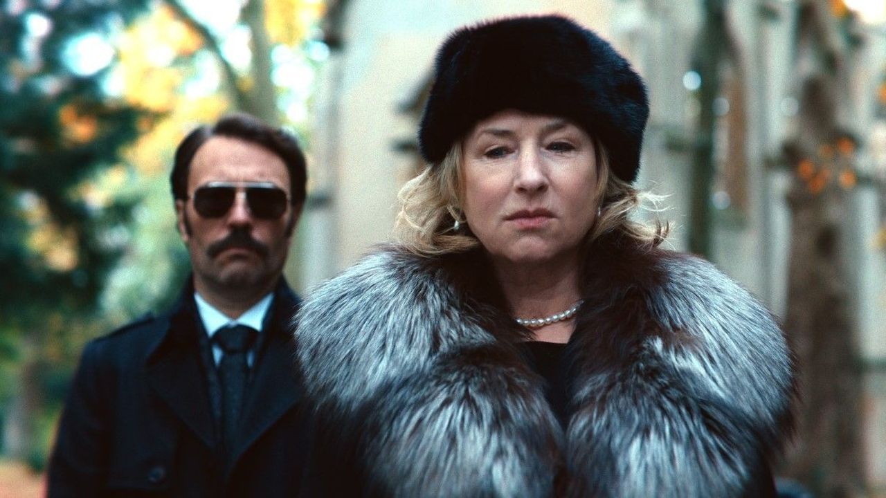 Die für „Sterben“ gerade mit dem Deutschen Filmpreis ausgezeichnete Corinna Harfouch vervollständigt den erneut wahnsinnig hochkarätigen Cast.