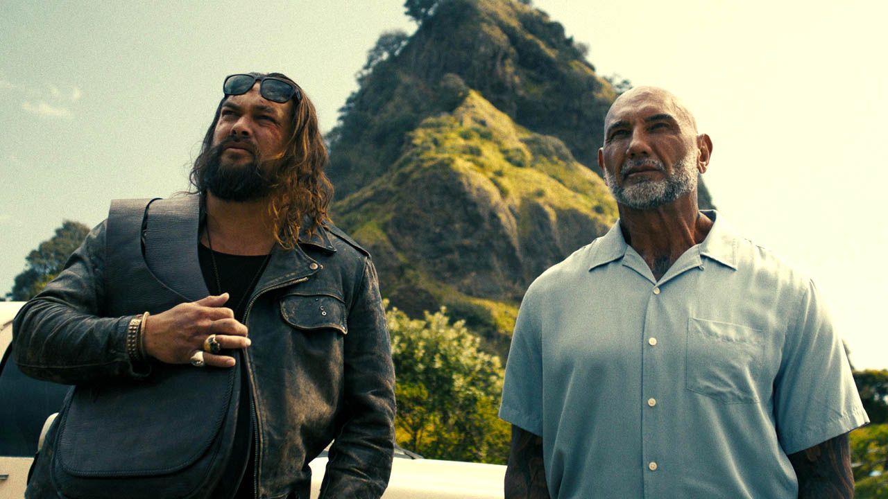 Jason Momoa hatte eigentlich angekündigt, er und Dave Bautista würden den Großteil von „The Wrecking Crew“ in Badekleidung bestreiten – doch davon ist nicht viel zu sehen.