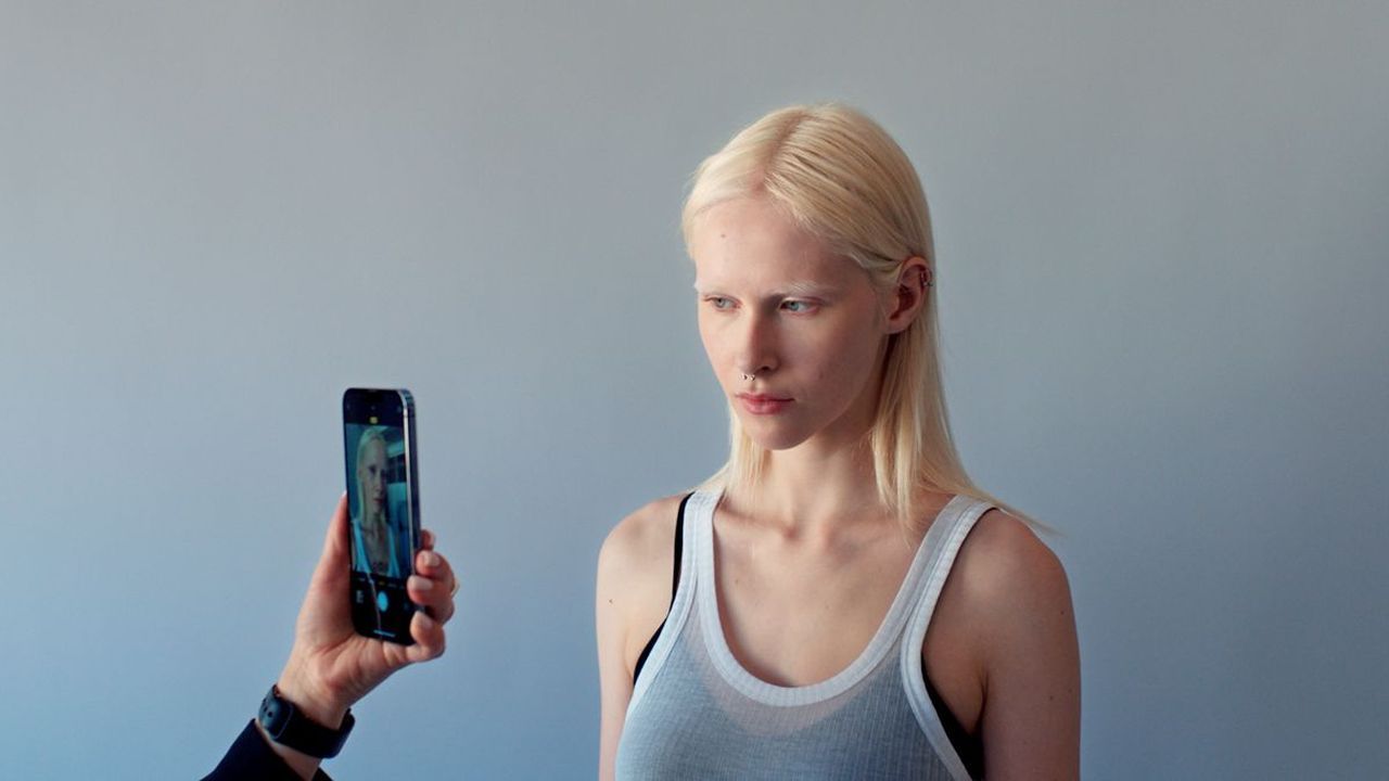 Masha (Marya Imbro) muss feststellen, dass das Leben als Modell alles andere als beständig ist.