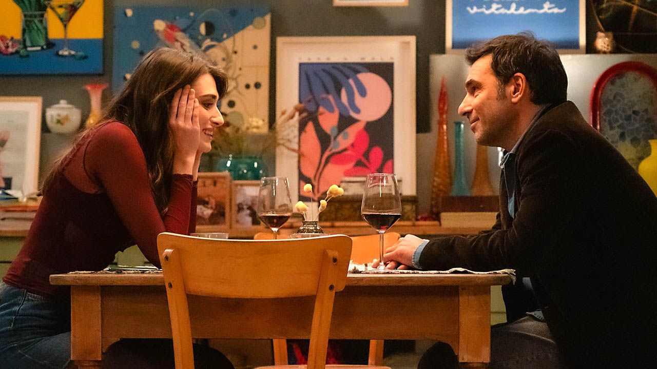 Das erste Date von Lara (Pilar Fogliati) und Piero (Eduoardo Leo) könnte so unkompliziert verlaufen – wenn nur die inneren Stimmen nicht wären...