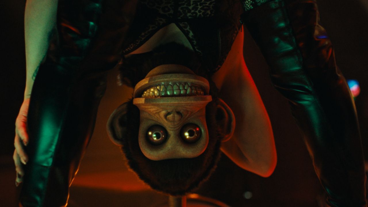 Das Spielzeug-Äffchen schafft es überallhin, sogar in den Strip-Club...