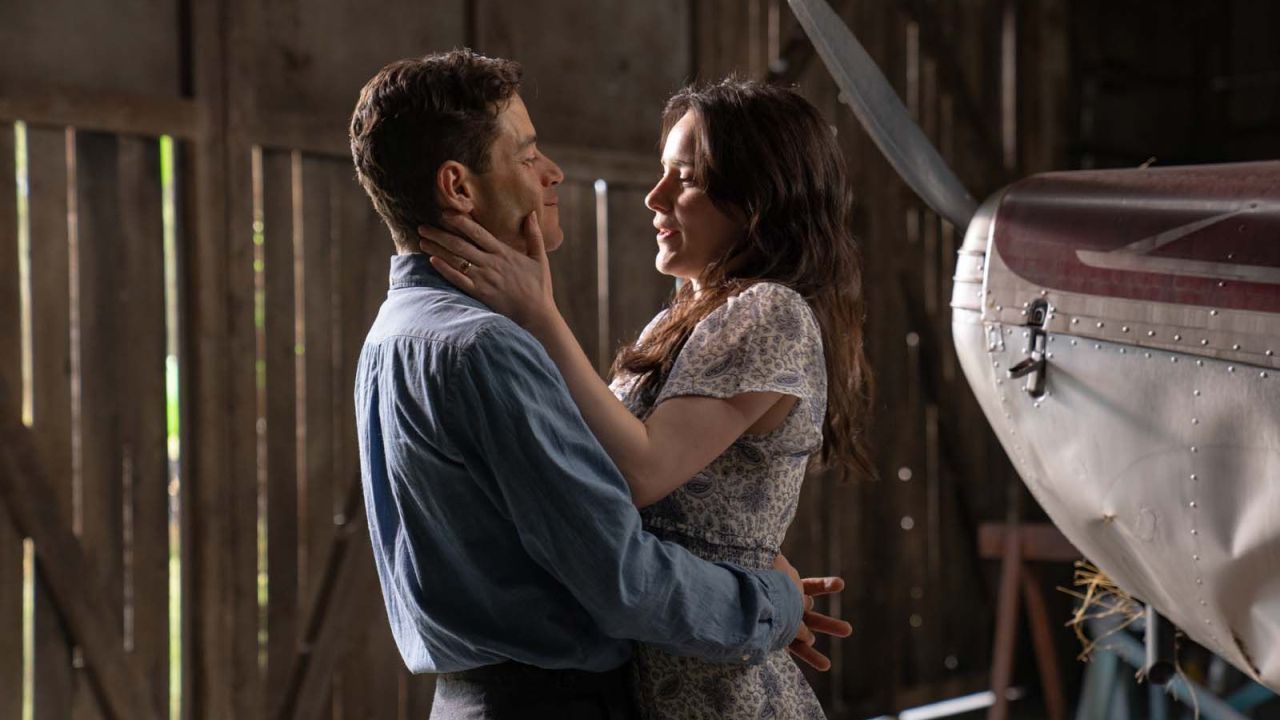 Die letzten glücklichen Momente, bevor CIA-Analyist Charles Heller (Rami Malek) seine Frau Sarah (Rachel Brosnahan) bei einem grausamen Anschlag verlieren wird.