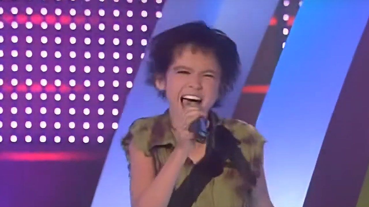 Bill Kaulitz trägt bei seinem ersten Auftritt ein knallgrünes Hemd und seine ikonische Stachelfrisur.