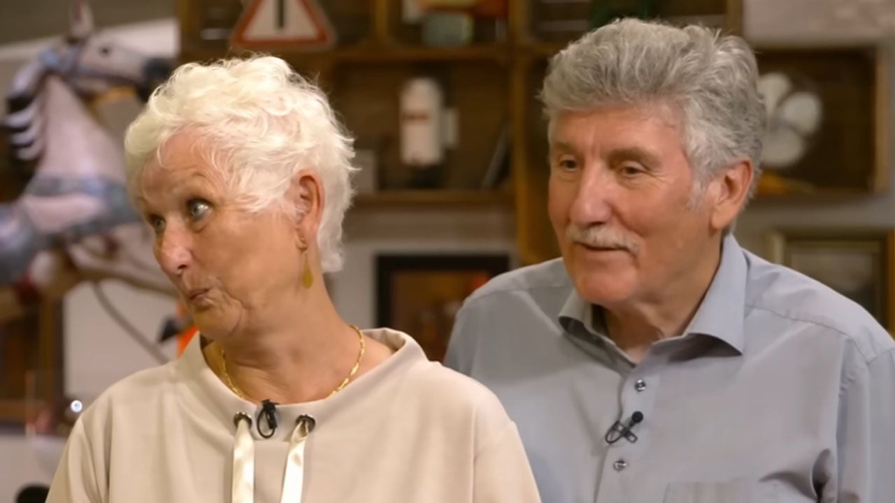 Verkäuferin Elke kann kaum fassen, wie wertvoll ihr Schatz wirklich ist.