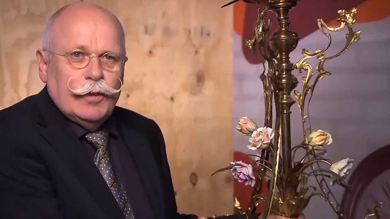 Der Verkäufer sagt nicht die Wahrheit: Der Kronleuchter ist nicht so alt, wie behauptet.