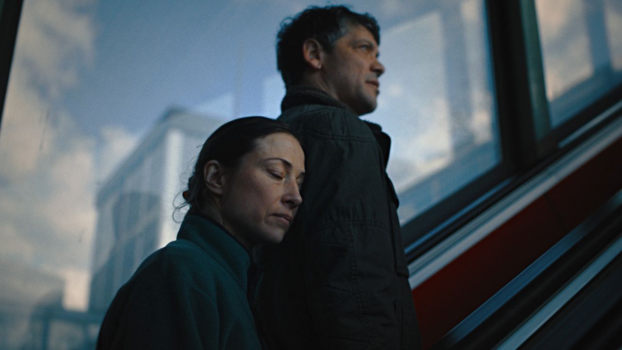 Nadine (Aenne Schwarz) unterstützt ihren Mann – ganz egal, mit welchem seiner Ichs sie sich gerade auseinandersetzen muss.