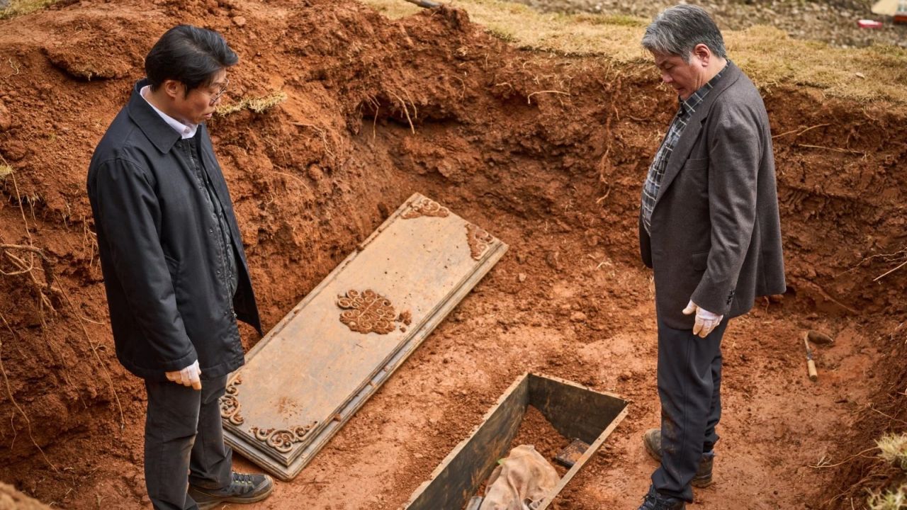 Eigentlich soll eine Verlegung des Leichnams ausreichen, um den Dämonen zu vertreiben. Aber da hat sich die bunt zusammengewürfelte Geisterjäger-Truppe verrechnet…