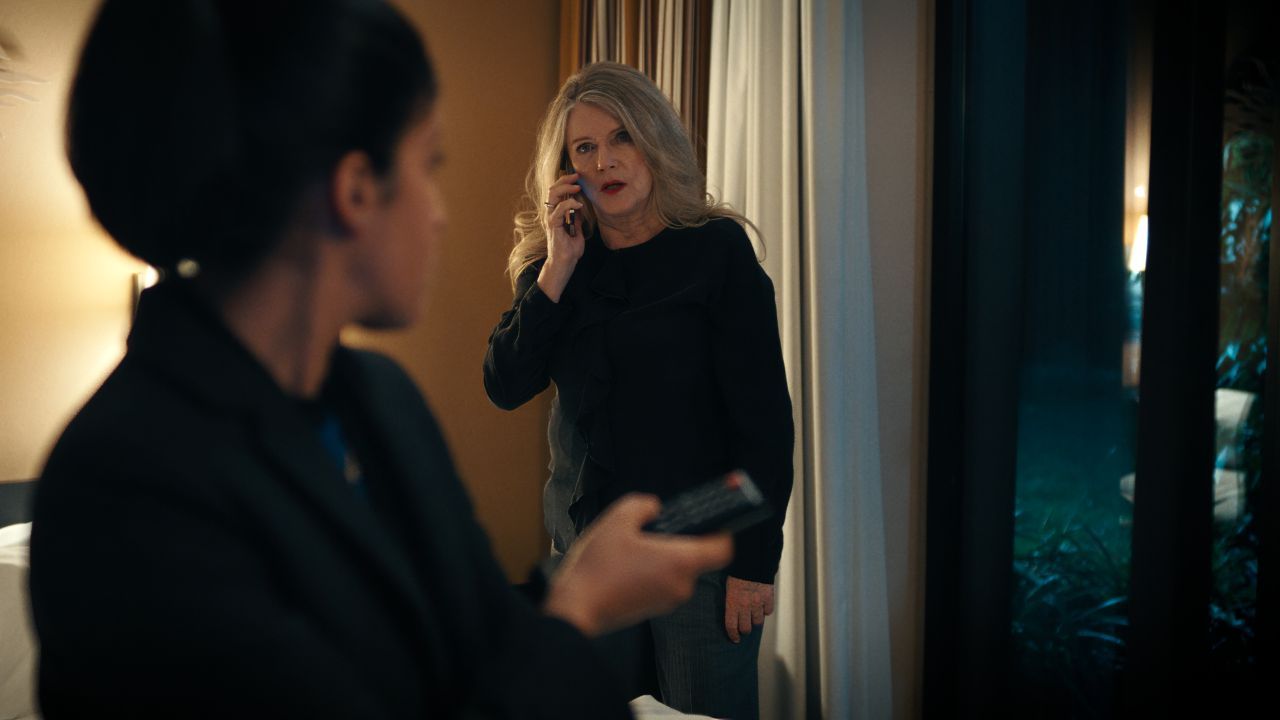 Zumindest bei ihren politischen Auftritten fährt Mathilda (Barbara Sukowa) einen knallharten Anti-Migrations-Kurs.