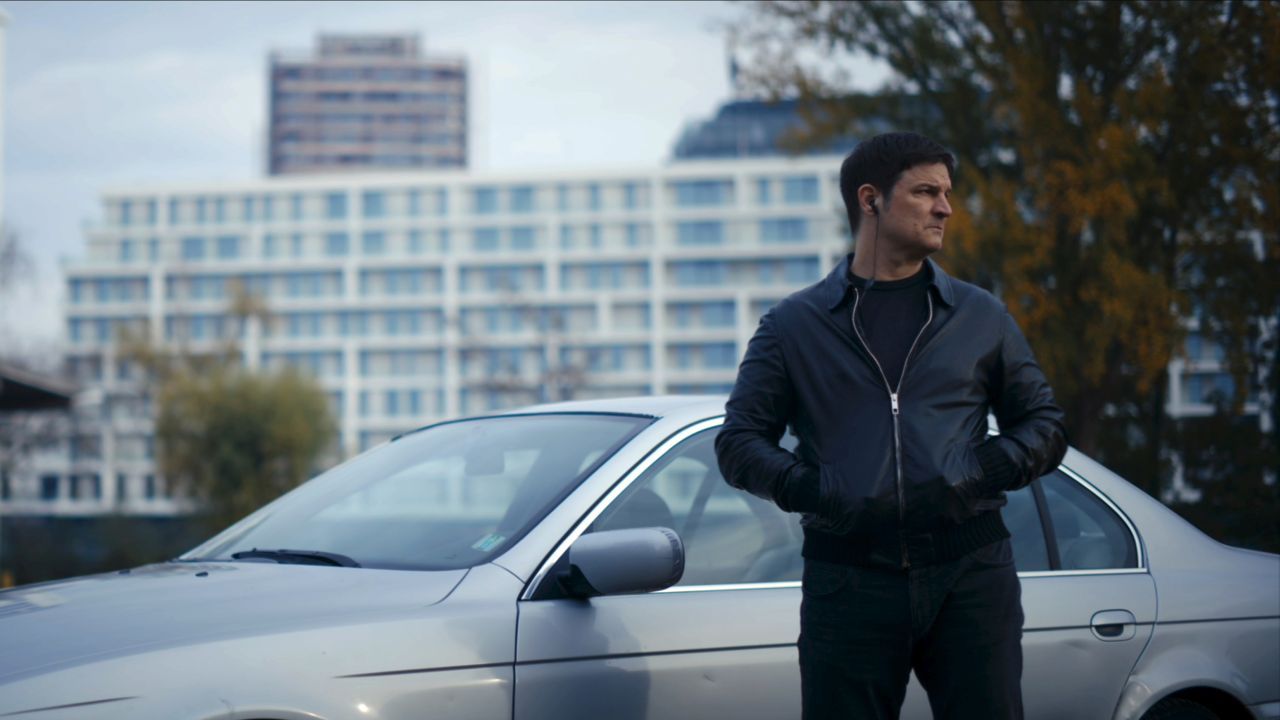 Trojan (Mišel Matičević) steht am vereinbarten Treffpunkt für die Geldübergabe – aber das Publikum ahnt schon, dass er dort vergeblich warten wird.