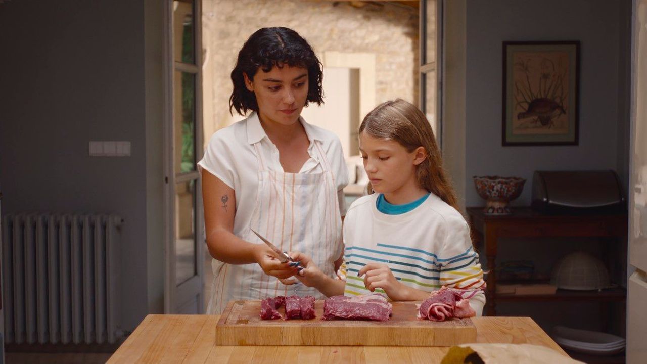 Teodora (Carla Díaz) übt auf jedes Familienmitglied auf verschiedene Art und Weise Einfluss aus. 