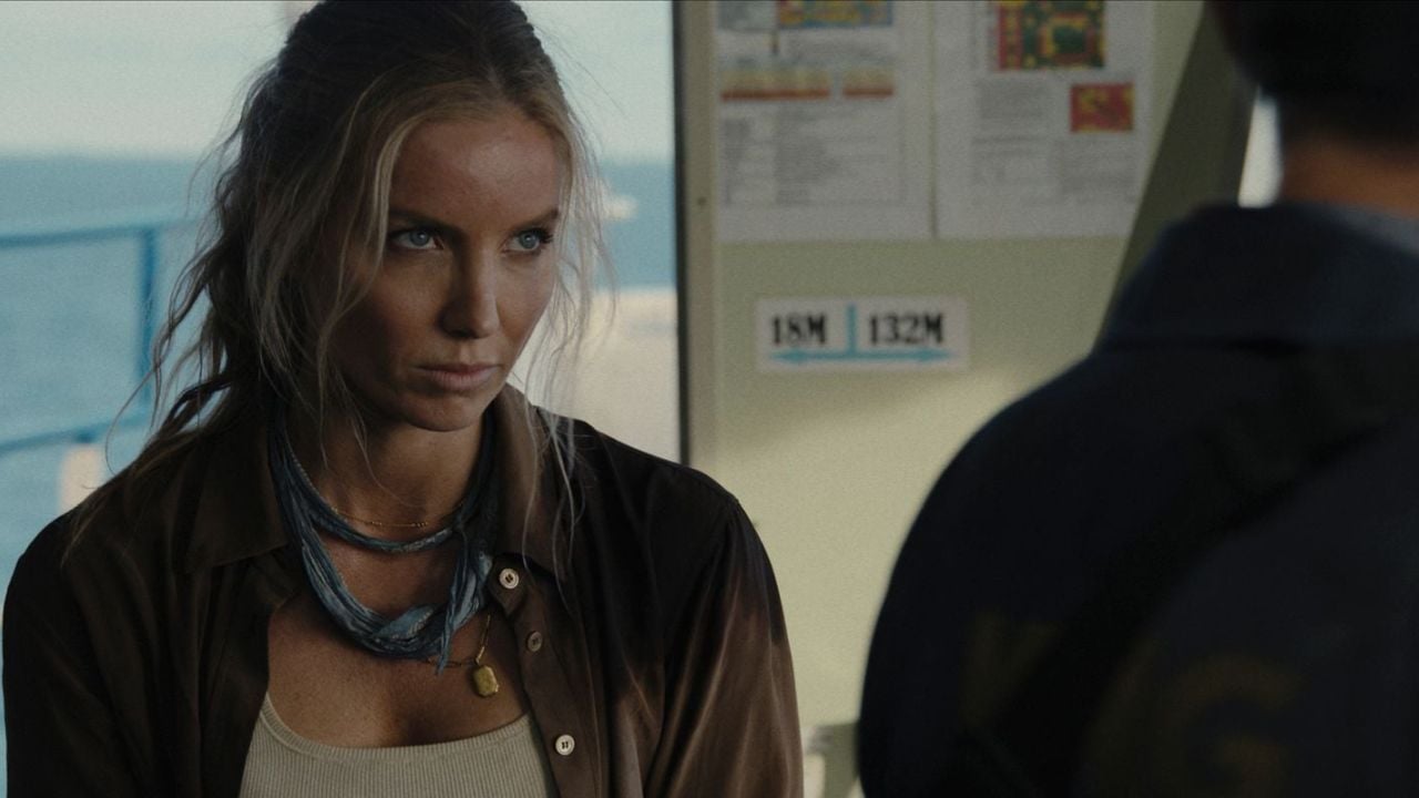 Angie (Annabelle Wallis) ist die Einzige, die versteht: Wenn man die Wahl hat zwischen einem einzelnen Jason Statham und einer schwer bewaffneten Privatarmee – dann stellt man sich natürlich auf Stathams Seite!