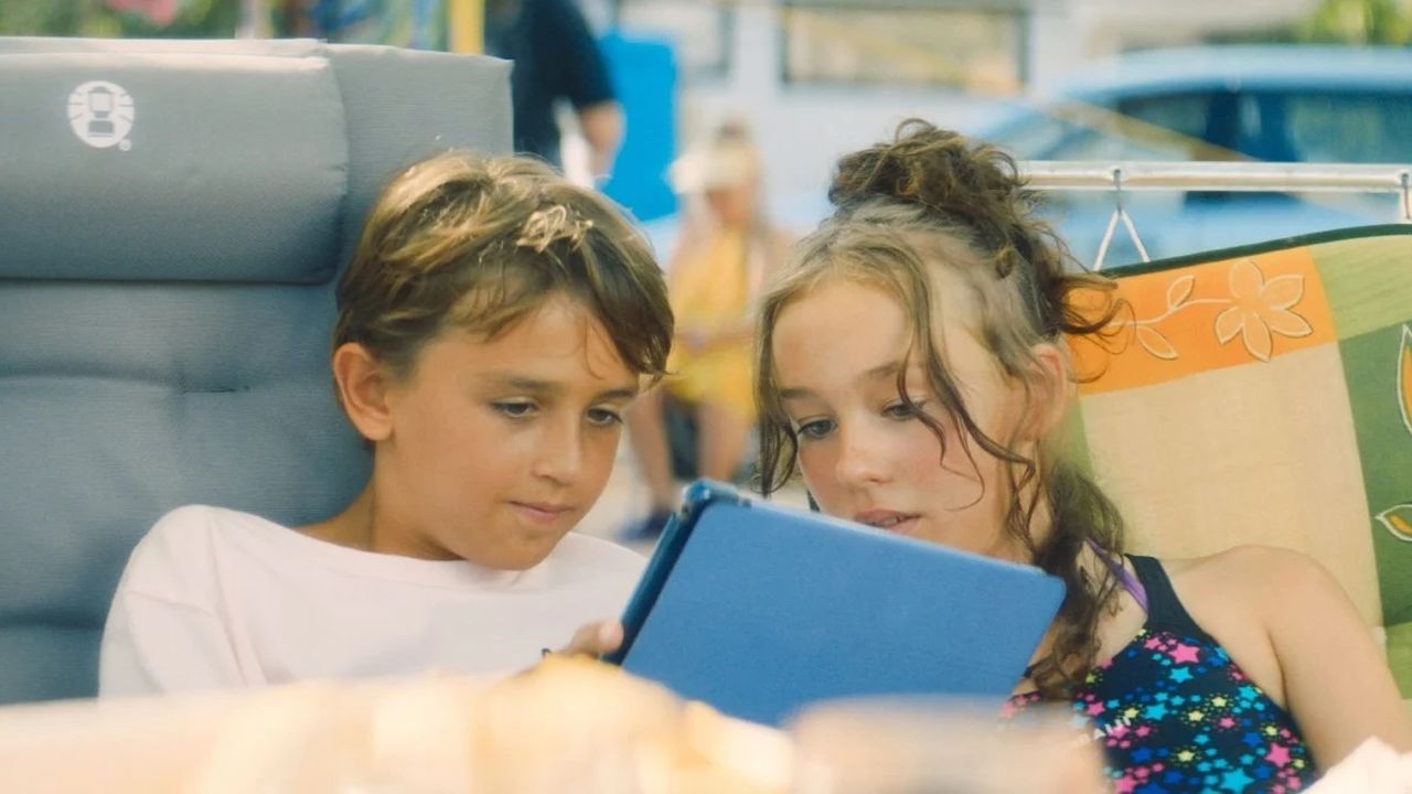 Milan (Valentin Thatenhorst) hat keinen Bock auf seine plötzlich so strengen Eltern – und taucht deshalb bei Mila (Aennie Lade) vom Campingplatz nebenan unter.