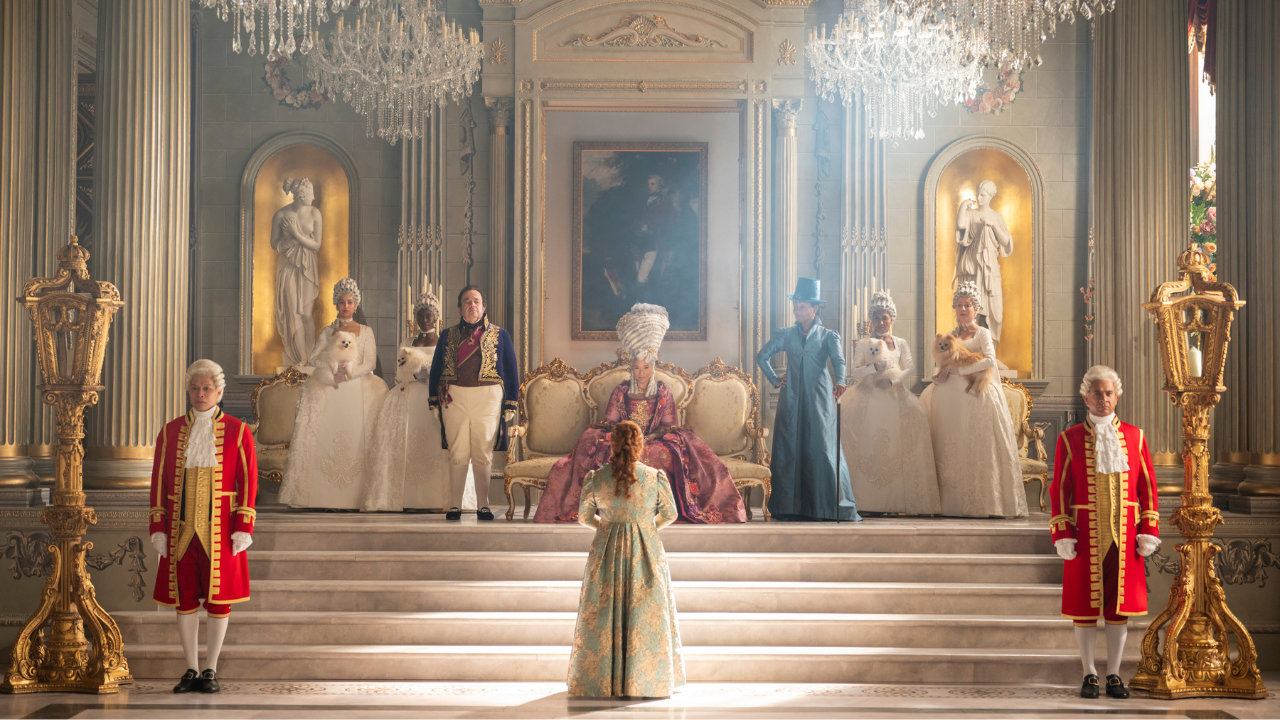 Lady Whistledown wird zur Königin (Golda Rosheuvel) zitiert.