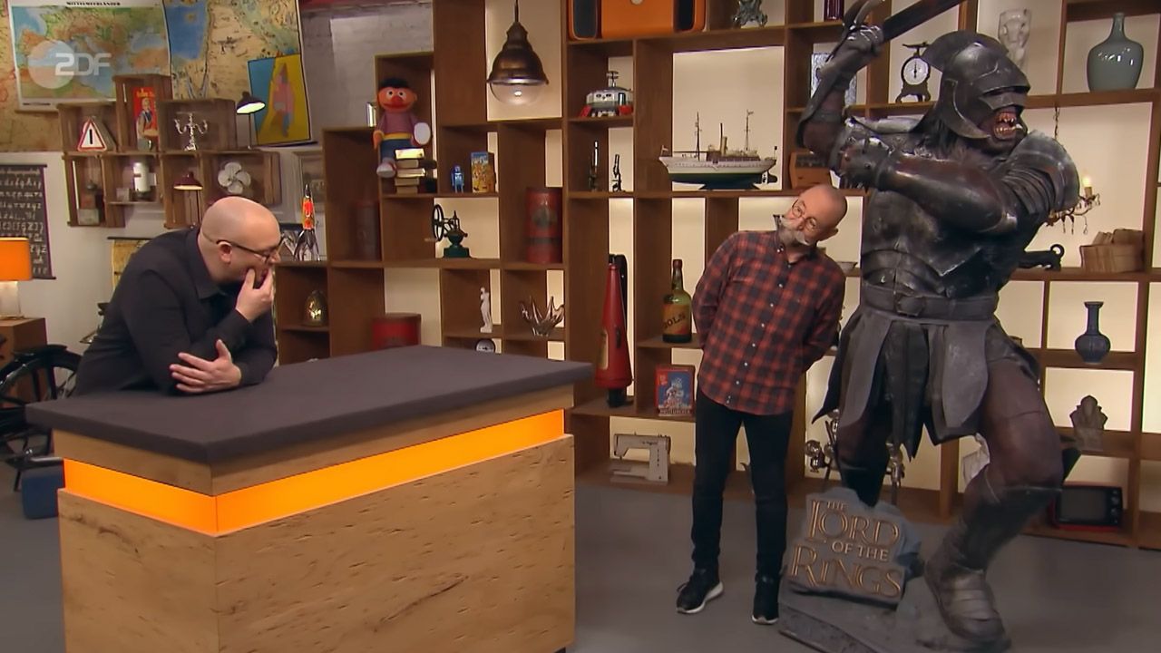 Horst Lichter wirkt regelrecht winzig neben der eindrucksvollen Statue.