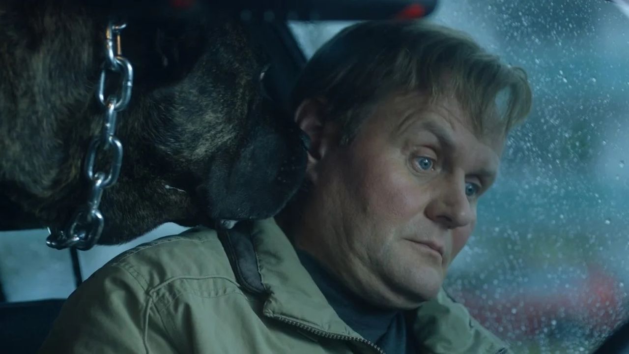 Gerade noch unscheinbarer Taxifahrer, ist Thomas (Devid Striesow) wie angezogen von der düstern-schillernden Gangsterwelt.