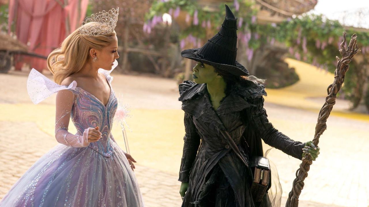 In „Wicked: Teil 2“ finden sich die besten Freundinnen Elphaba (Cynthia Erivo) und Galinda (Ariana Grande) auf verschiedenen Seiten eines (Propaganda-)Krieges wieder. 