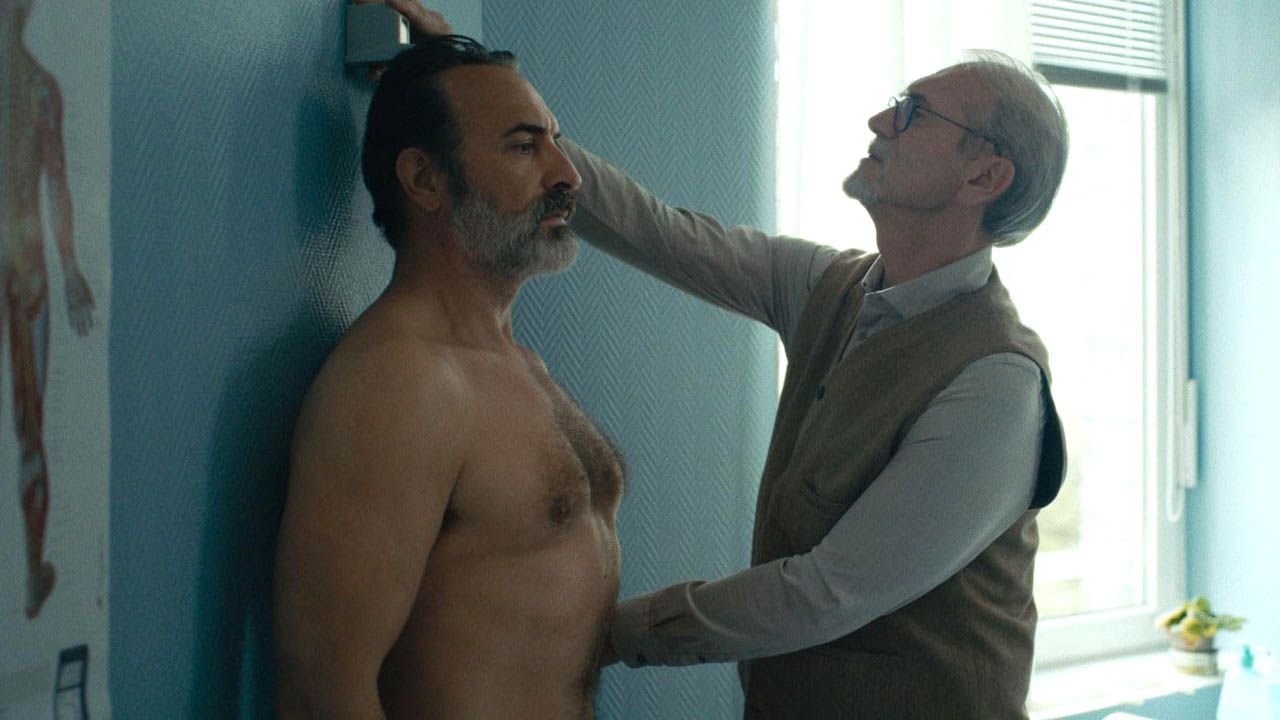 Familienvater Paul (Jean Dujardin) wird immer kleiner – doch kein Arzt findet eine Ursache für sein ungewöhnliches Leiden.