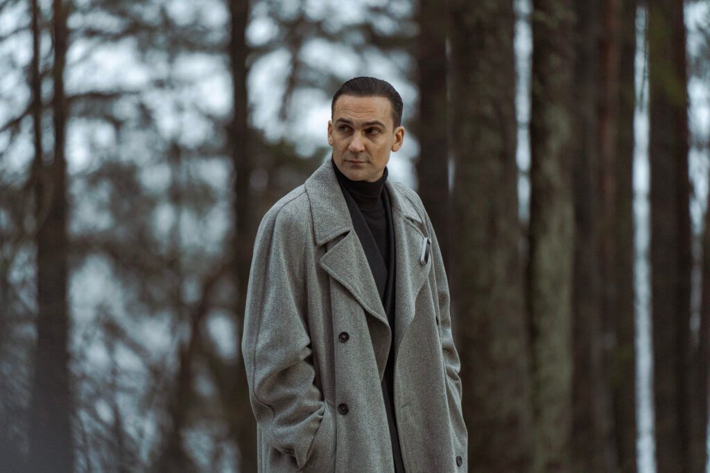 Henry Lloyd-Hughes spielt Tork.