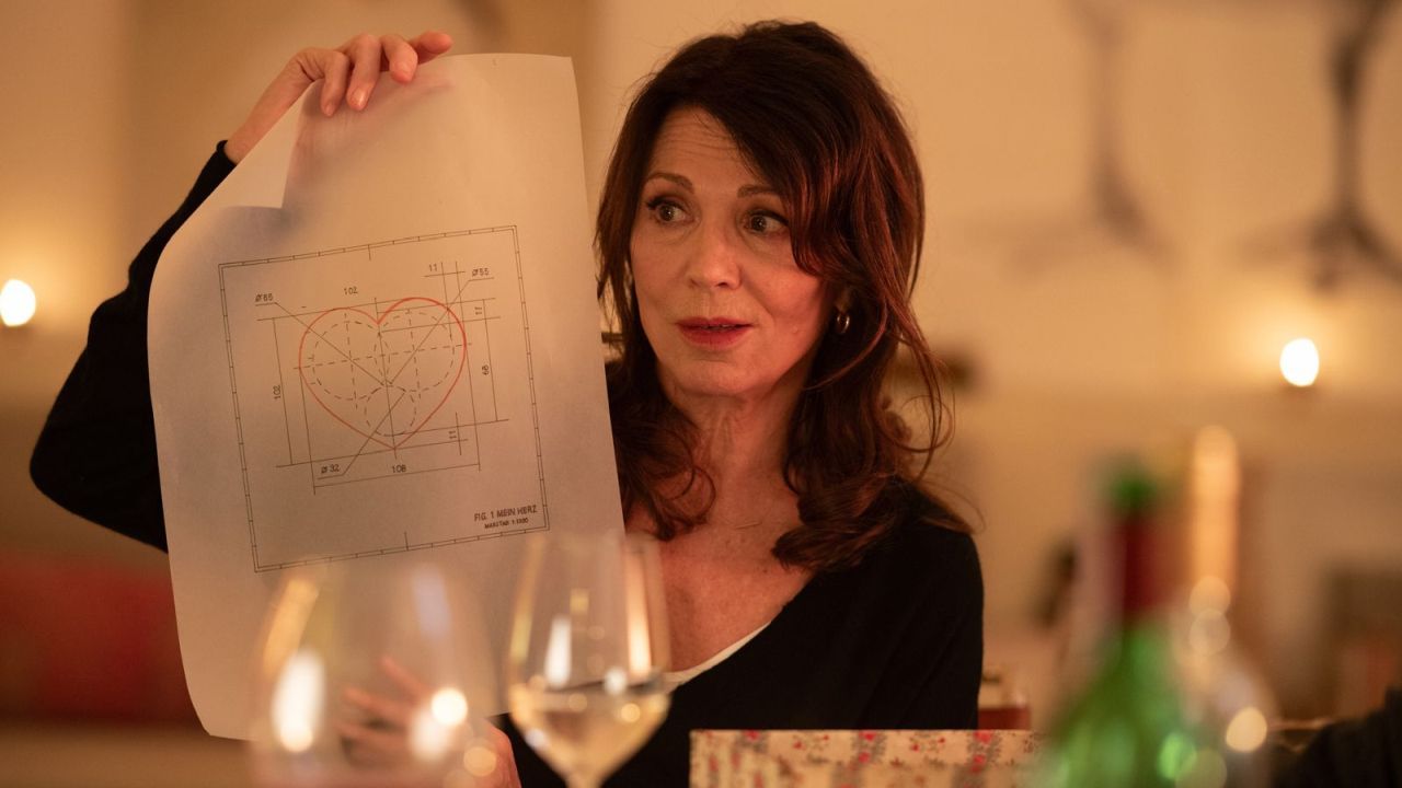 Alice (Iris Berben) zeigt sich von den bauzeichnerischen Liebeserklärungen ihres Verehrers zunächst wenig begeistert. 