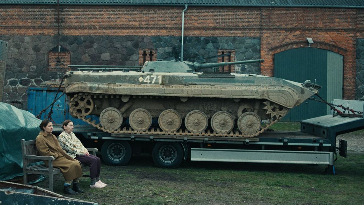 Als ob Bürgermeisterin Susi (Meike Droste) sich nicht schon um genug kümmern müsste, hat sie plötzlich auch noch einen Panzer im Garten stehen.