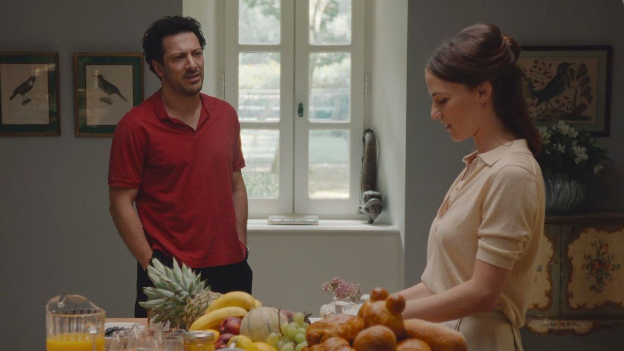 Das Leben des wohlhabenden Paares Esther (Valerie Pachner) und John (Fahri Yardim) wird durch die neue Haushälterin ganz schön auf den Kopf gestellt.