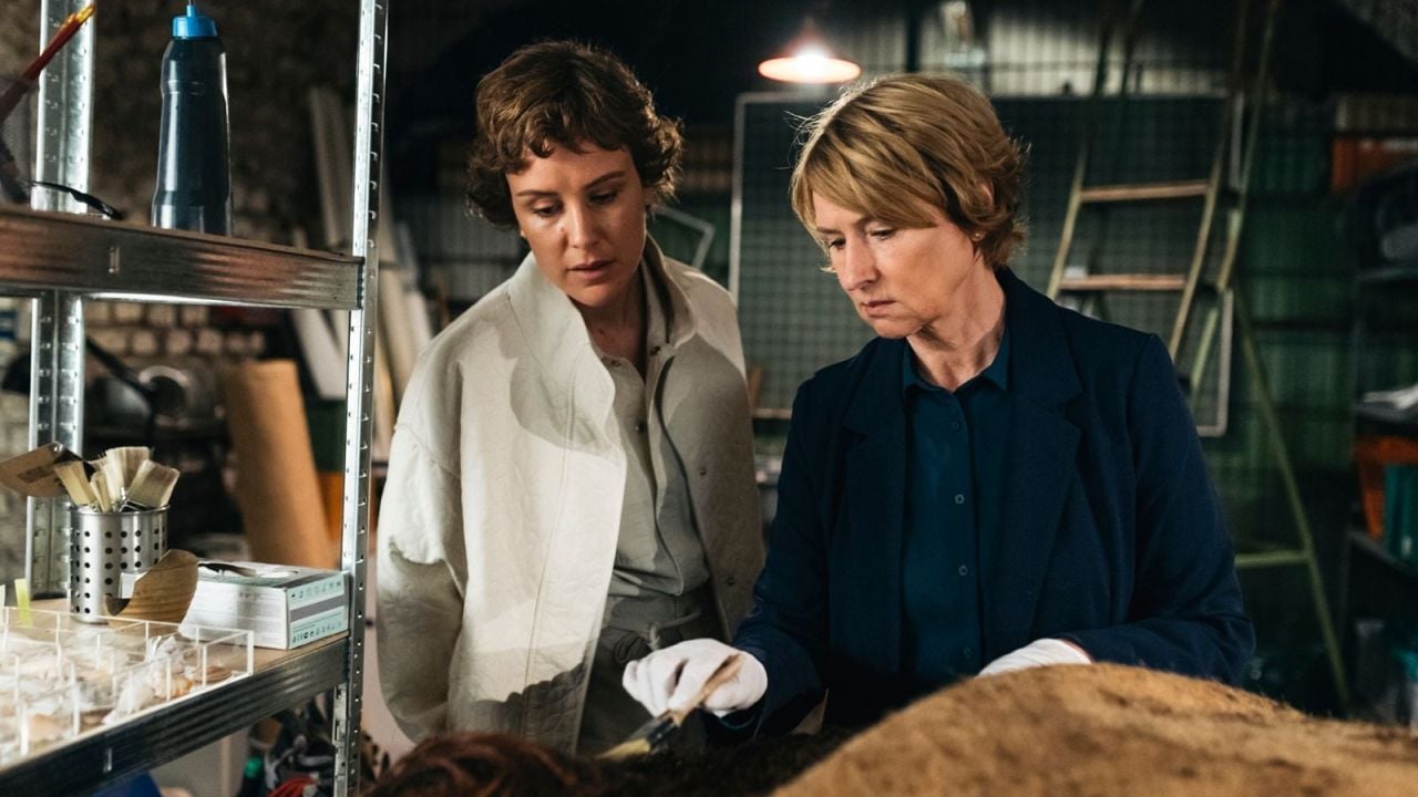 Ursula (Corinna Harfouch) und ihre neue Assistentin Melanie (Carla Juri) haben buchstäblich eine (Moor-)Leiche im Keller liegen. 