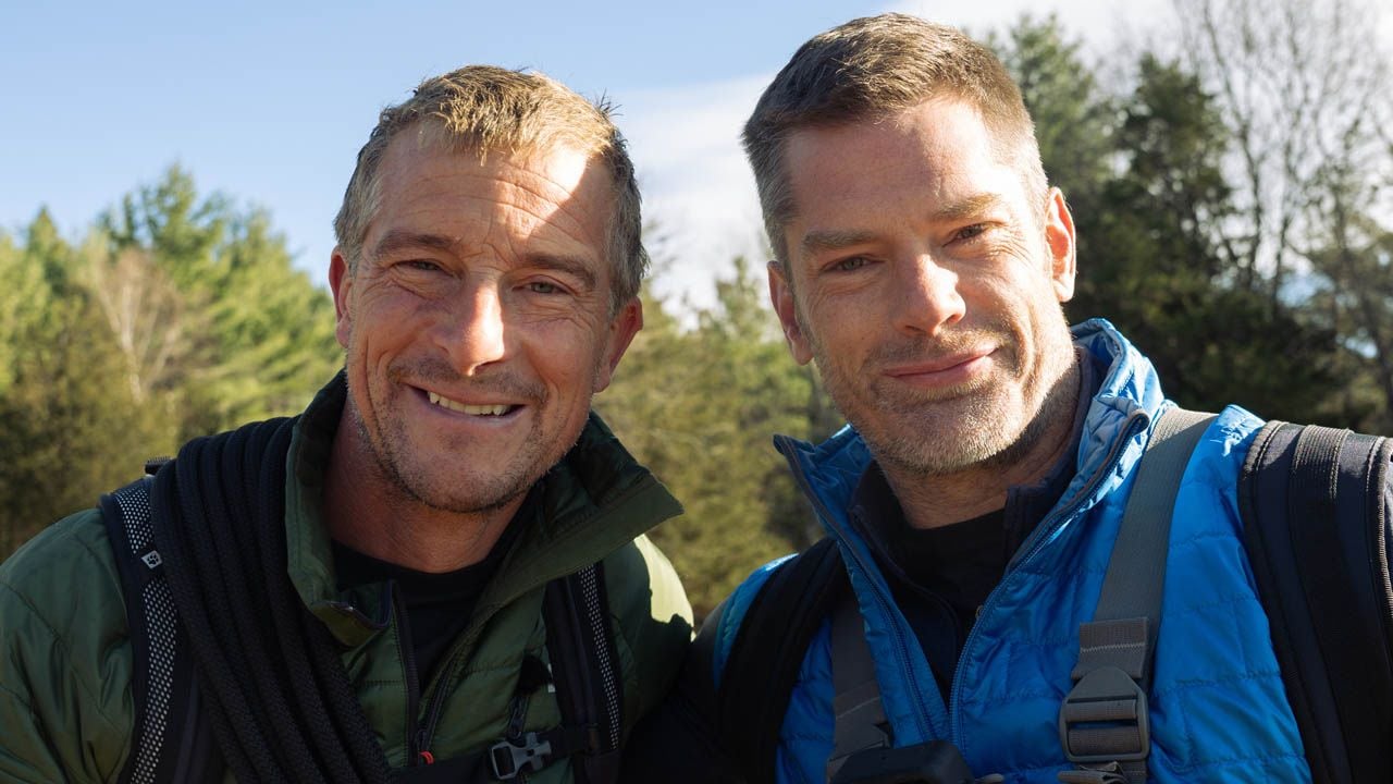 Bear Grylls ist hier an der Seite von Schauspieler Dallas Jenkins