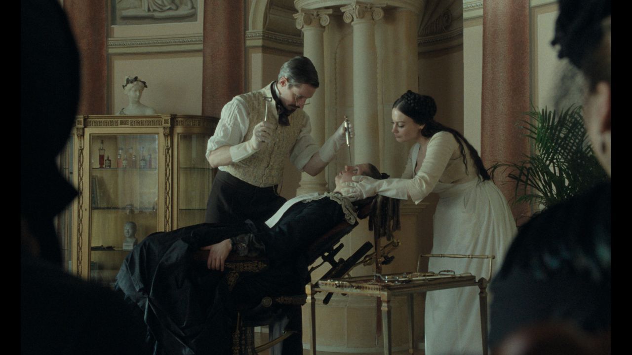 Spätestens, wenn der Arzt vor der OP Koks schnupft, um sich zu beruhigen, sollte man sich vielleicht überlegen, ob das mit der „Schönheit“ wirklich eine so gute Idee ist.