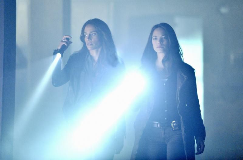 Bild zu Kristin Kreuk Beauty and The Beast (2012) Bild Kristin Kreuk, Nina Lisandrello