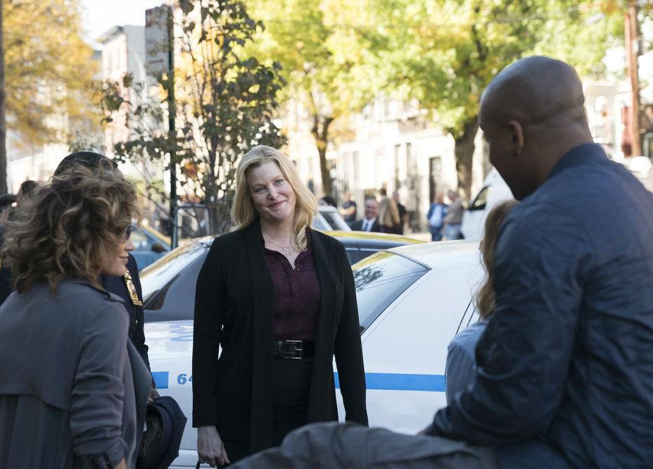 Bild zu Anna Gunn Shades Of Blue Bild Anna Gunn Foto 6 von 70 FILMSTARTS.de