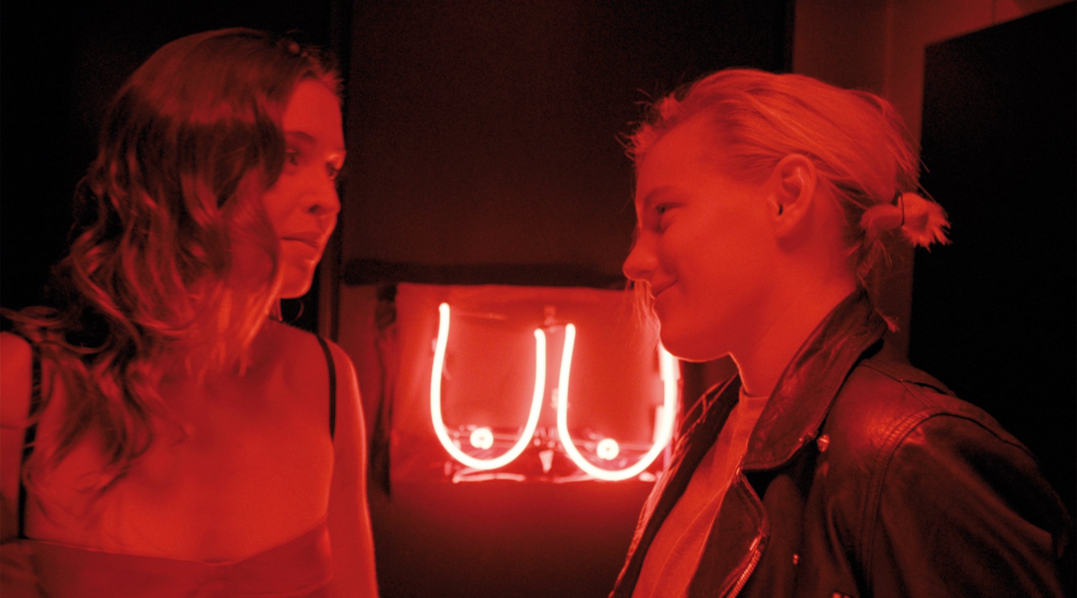 Bild zu Natalie Krill - Below Her Mouth : Bild Natalie Krill, Erika Linder  - Foto 2 von 9 - FILMSTARTS.de