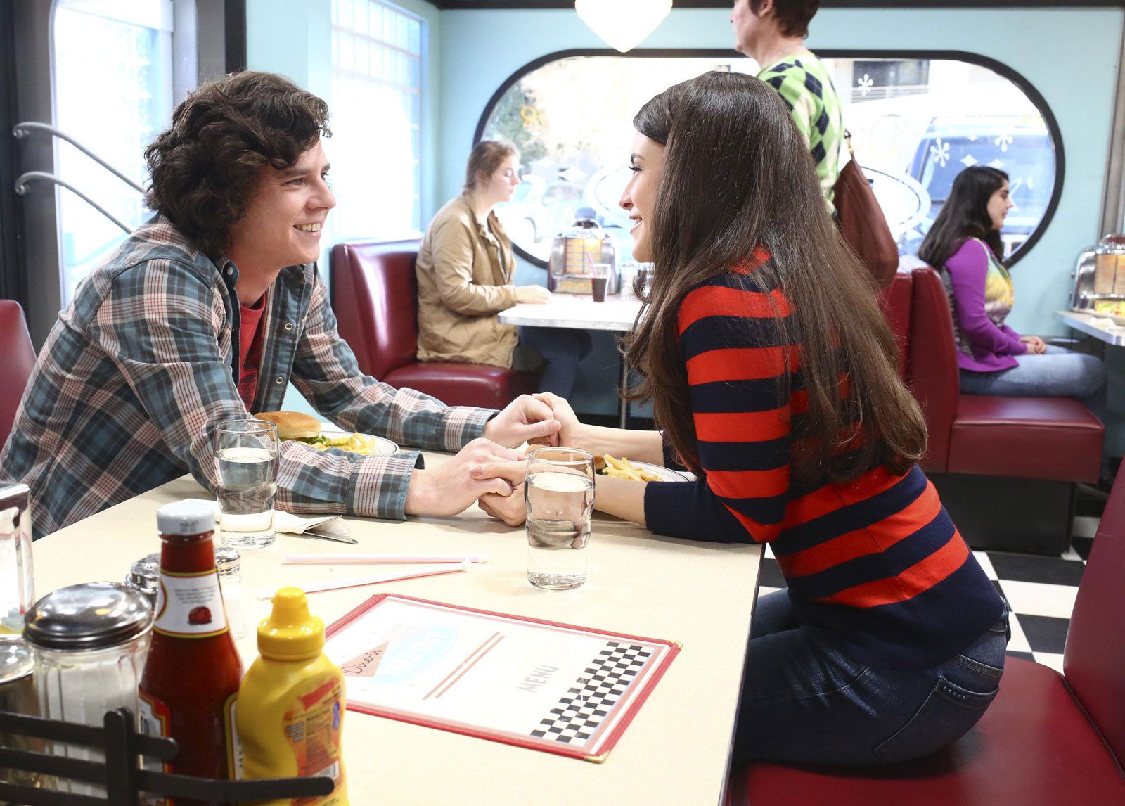 Bild zu Charlie McDermott The Middle Bild Charlie McDermott, Daniela Bobadilla Foto 37 von