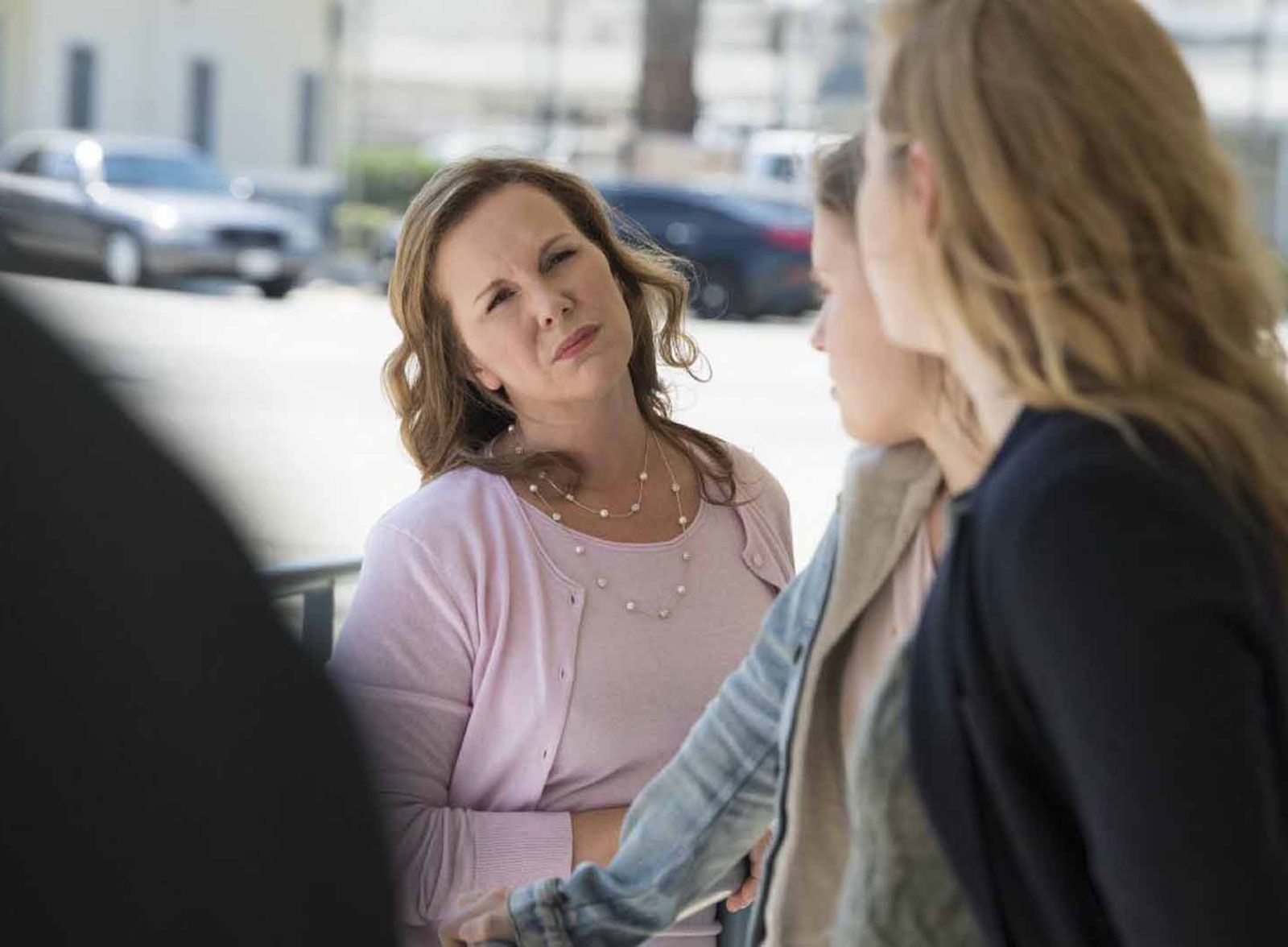 Sharp Objects: Sharp Objects : Bild Elizabeth Perkins - 11 von 35 ...