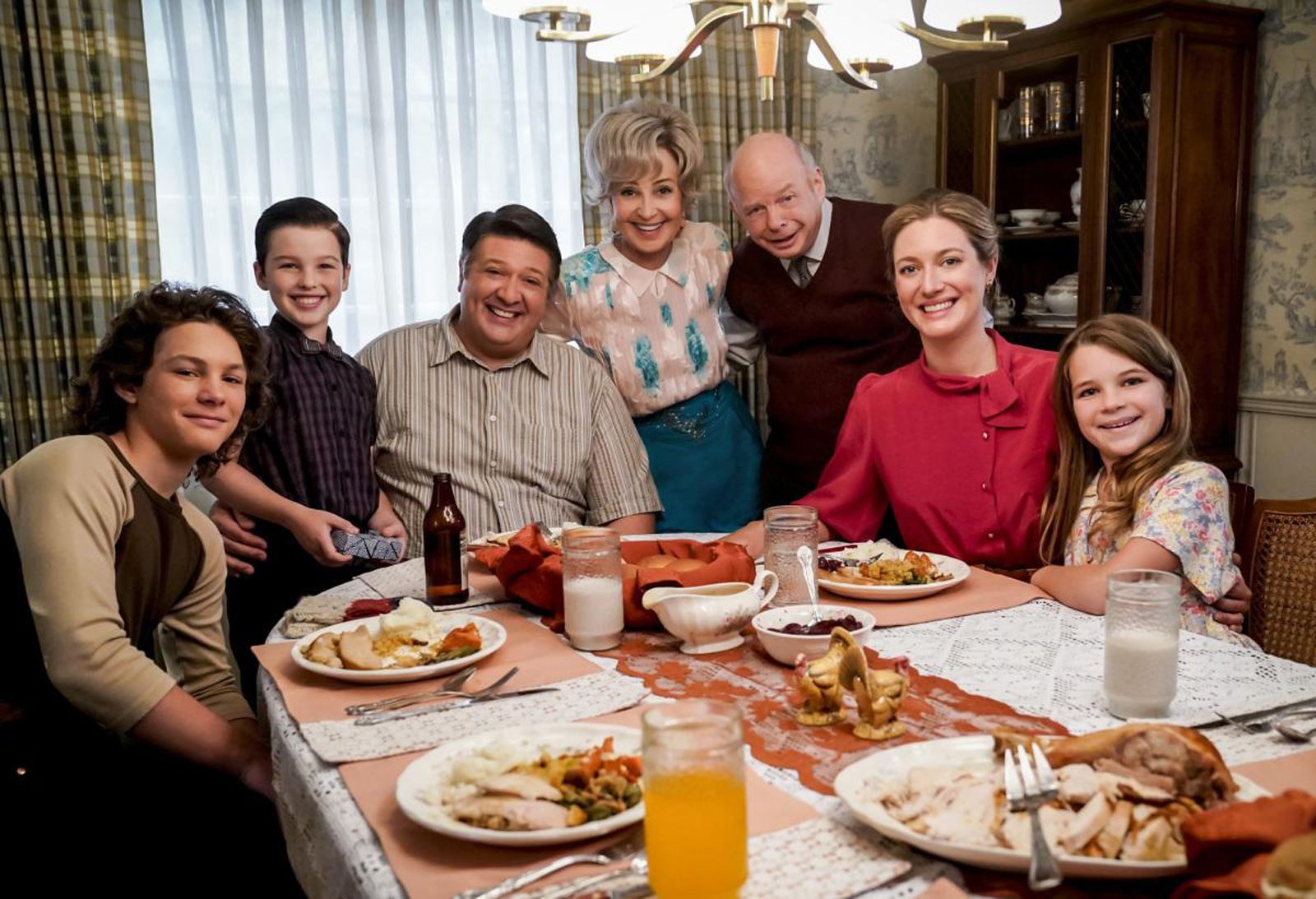 Bild Zu Zoe Perry Young Sheldon Bild Annie Potts Iain Armitage 