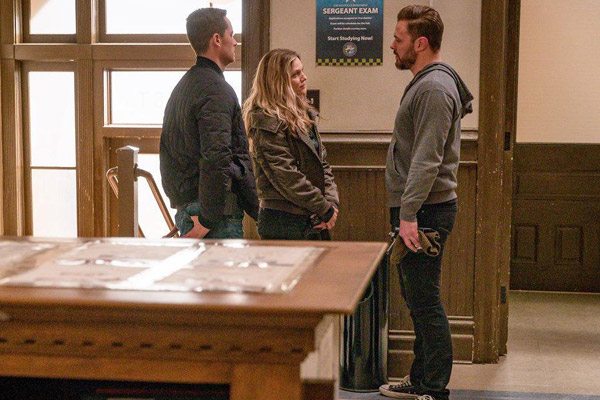 Chicago Pd Bild Jesse Lee Soffer Patrick John Flueger Tracy Spiridakos 143 Von 960 