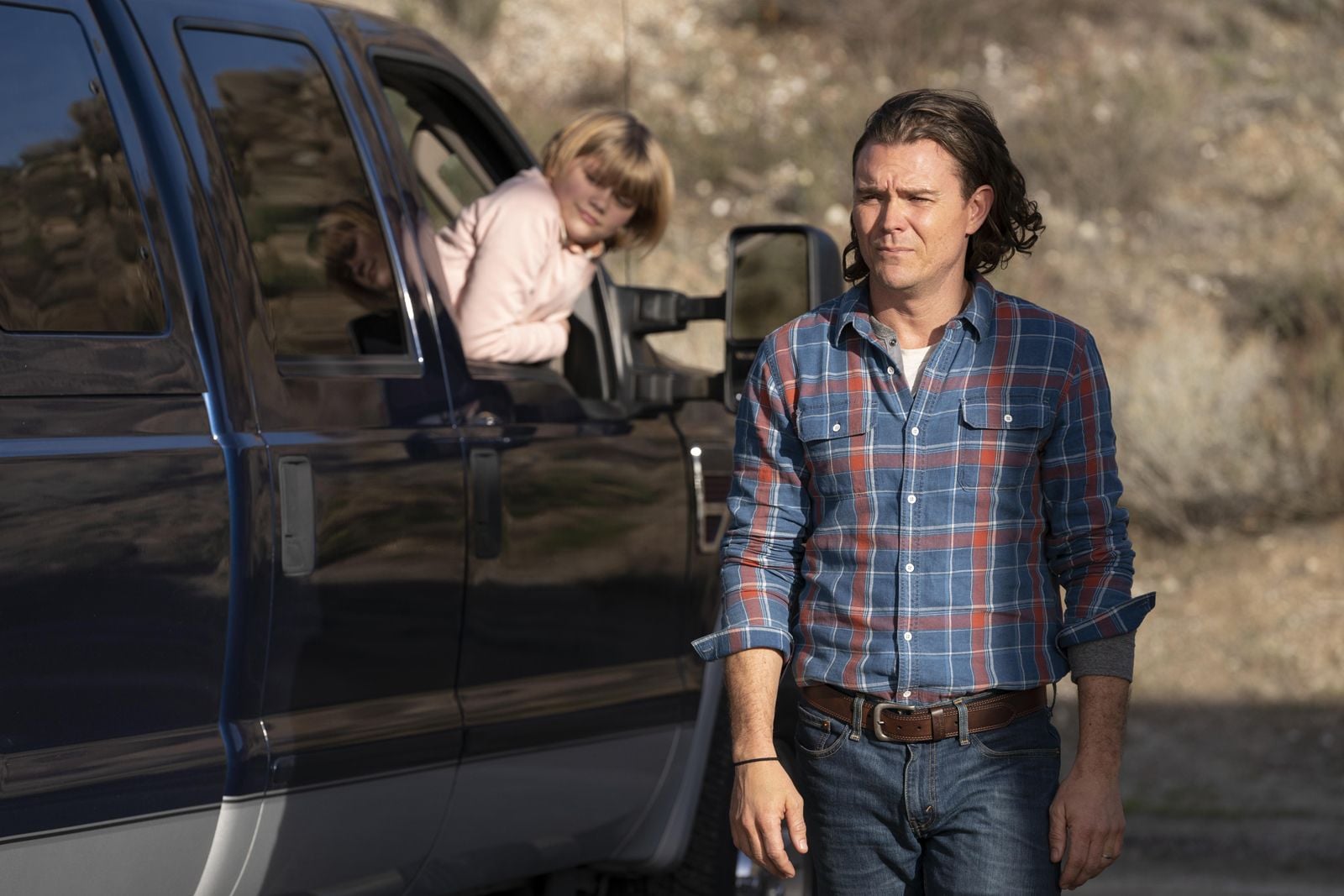 Filme Und Serien Von Clayne Crawford Bild zu Clayne Crawford - Into The Dark : Bild Lia McHugh, Clayne