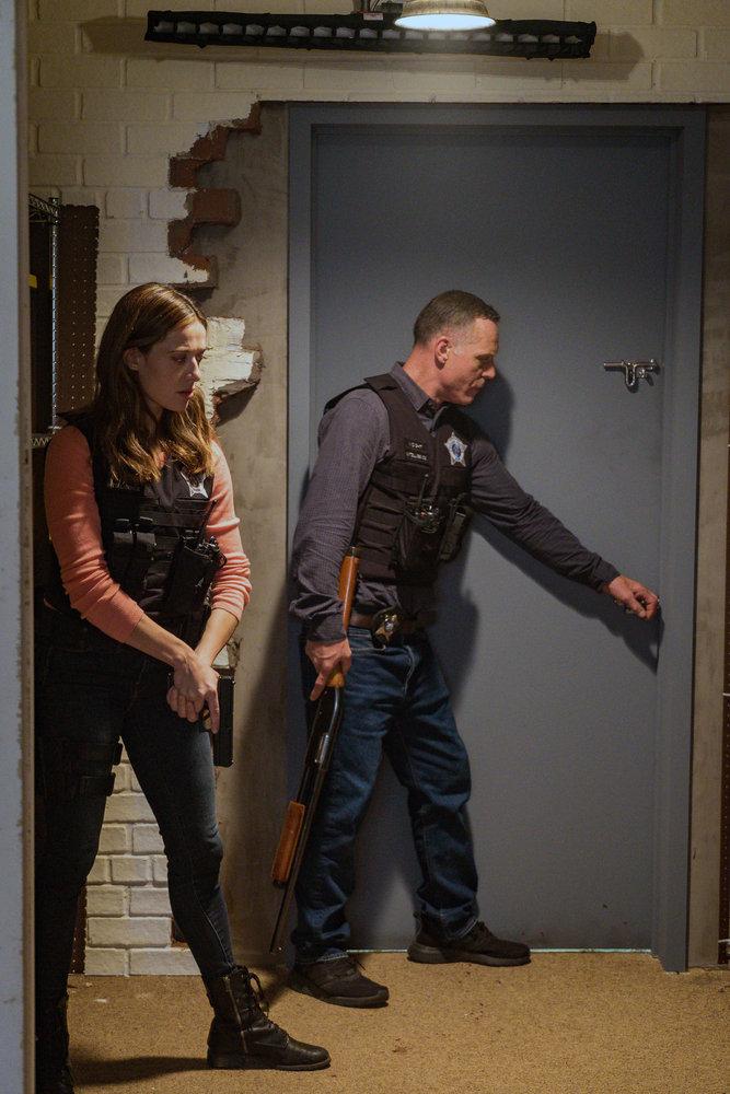 Chicago Pd Chicago Pd Bild Jason Beghe Marina Squerciati 99 Von 983 Filmstartsde 